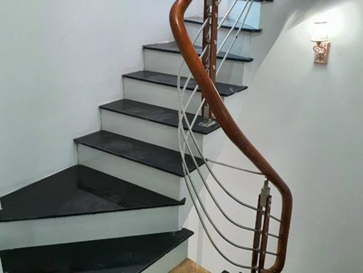 đá cầu thang mặt đen cổ trắng
