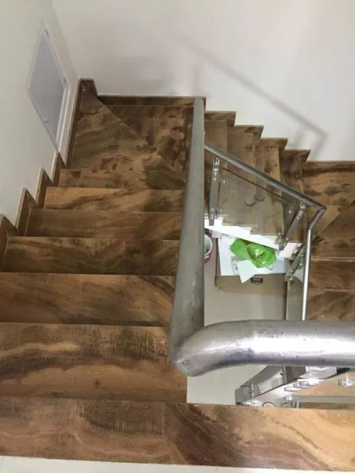 Đá ốp cầu thang vân gỗ siêu đẹp.