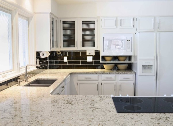 Đá granite ốp bàn bếp mang đến không gian bếp sạch sẽ, hiện đại