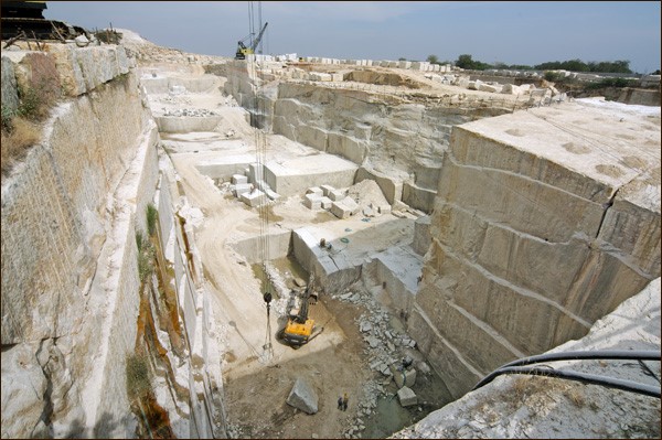 Mỏ đá granite lớn Việt Nam đang được khai thác
