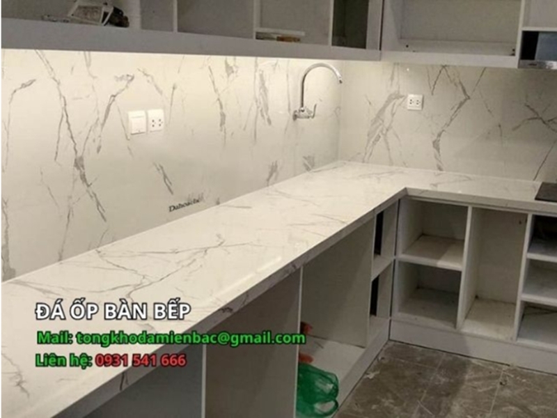 Thợ lắp mặt đá bàn bếp mới cho bếp chữ L, giữ nguyên tủ bếp và kính ốp tường