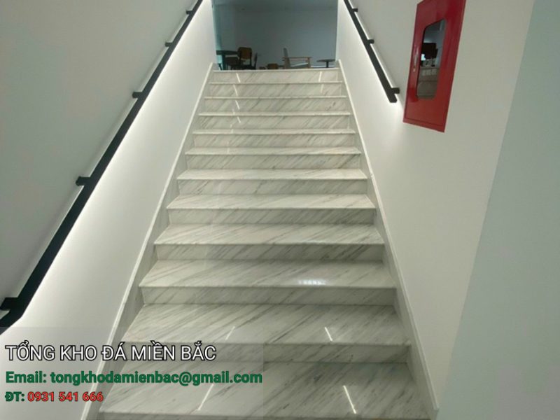 So sánh đá granite và đá marble cho cầu thang