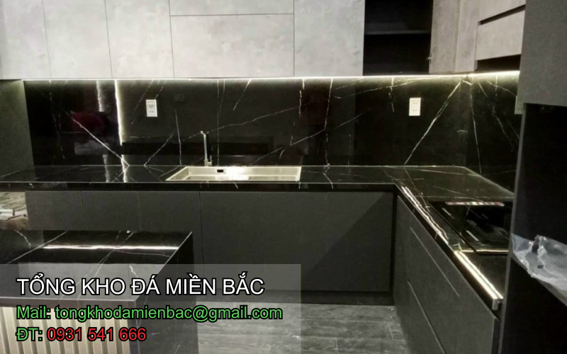 Ưu nhược điểm đá Marble đen tia chớp khi dùng ốp tường và mặt bếp bạn cần biết