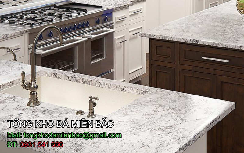 so sánh đá tự nhiên và đá nhân tạo ốp bếp 