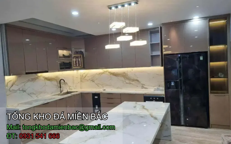 so sánh đá tự nhiên và đá nhân tạo ốp bếp 
