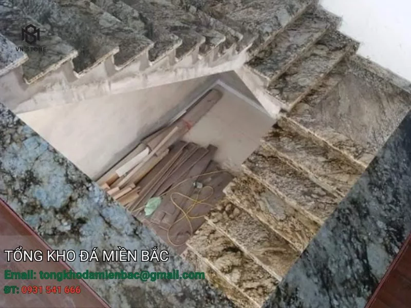 20+ Mẫu cầu thang nhà phố được ưa chuộng nhất 2025 4 - Tổng Kho Đá Đá cầu thang Blue dune granite – Nhập khẩu Ấn Độ