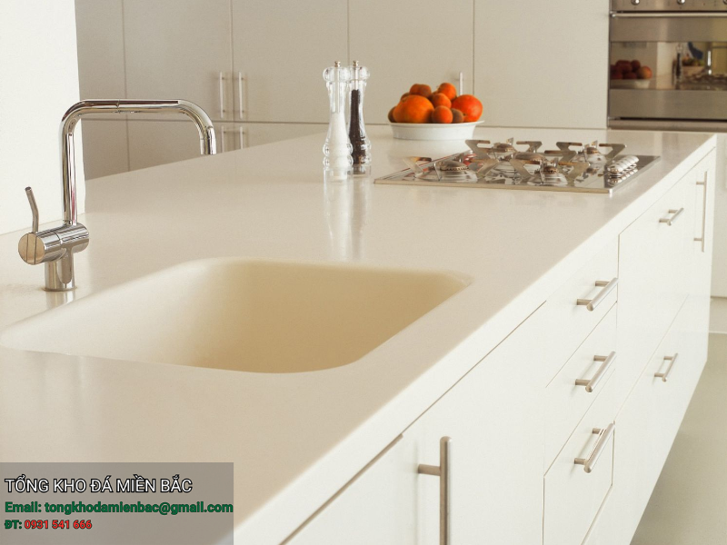 Mặt đá bếp nên dùng loại nào bền, dễ vệ sinh?