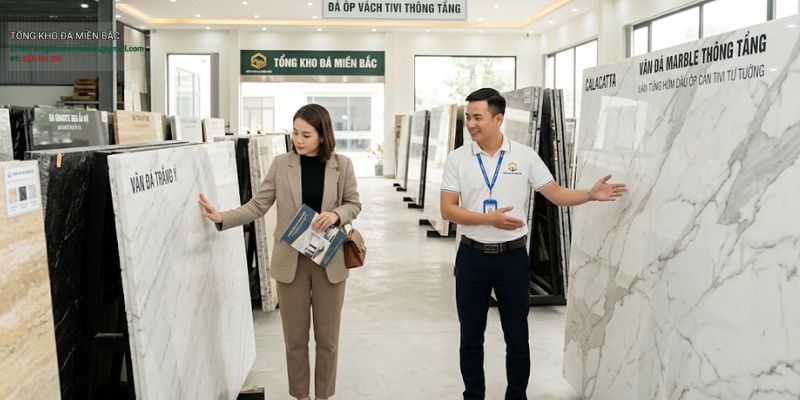 Mẫu đá ốp vách tivi thông tầng đẹp, sang, dễ chọn thực tế