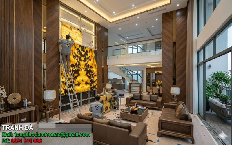 Tranh đá ốp tường phòng khách được được đội ngũ nhân công tay nghề cao của Tổng Kho Đá Miền Bắc