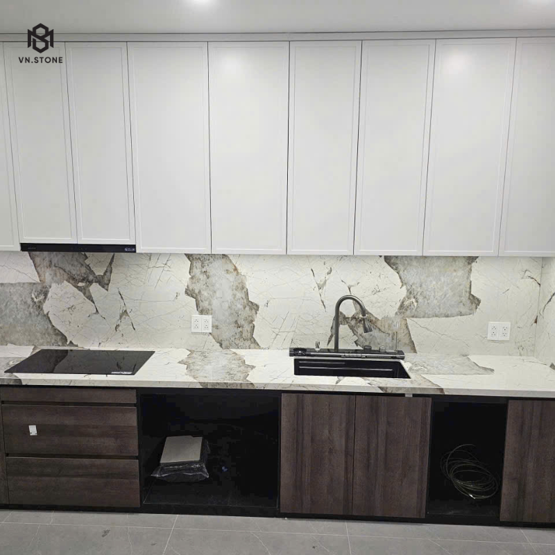 Đá bàn bếp cho bếp nhỏ chung cư: Chọn sao cho rộng và sáng?