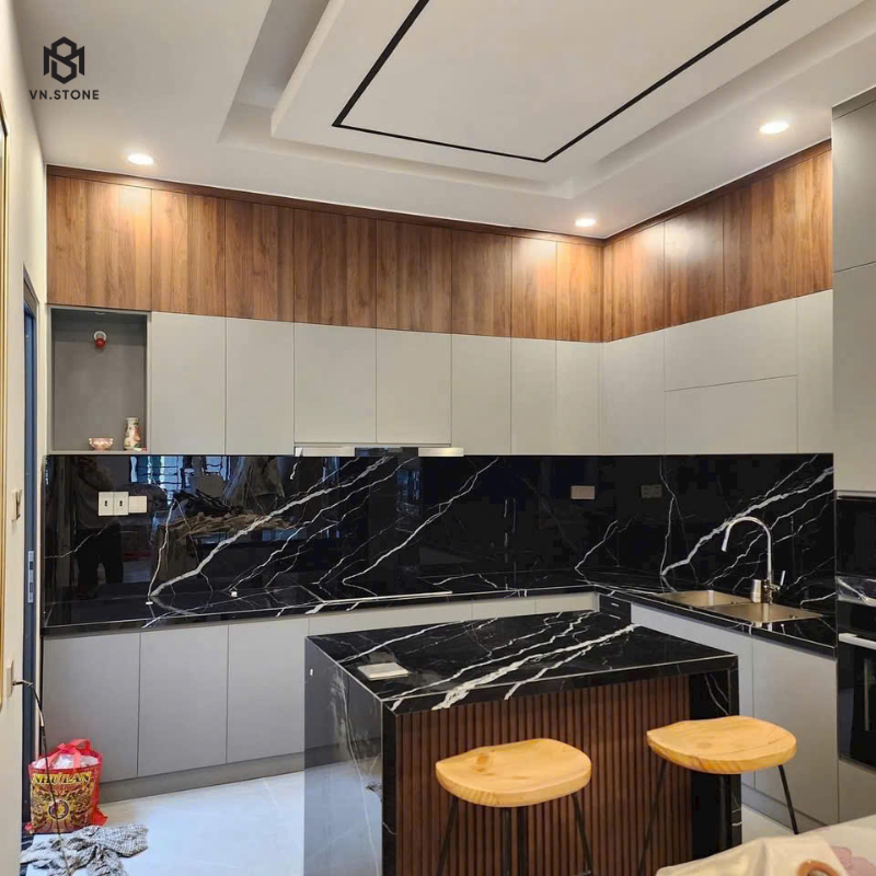 Đá bàn bếp màu đen nhám: Cách chọn loại phù hợp cho từng không gian 1 - Tổng Kho Đá Bàn bếp đá granite màu đen nhám kết hợp tủ bếp trắng theo phong cách hiện đại